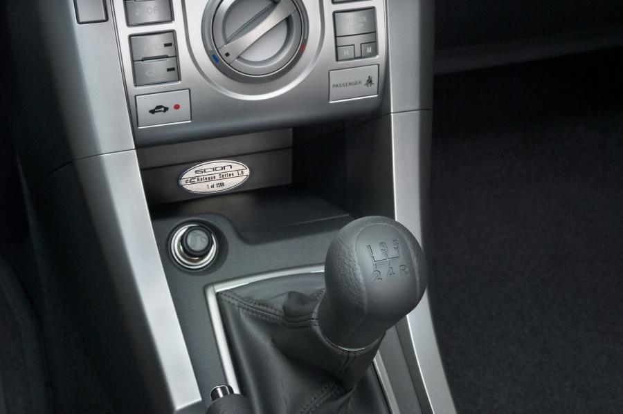 Детали интерьера Scion tC Release Series 1.0 2005 года  (фото 7 из 12)